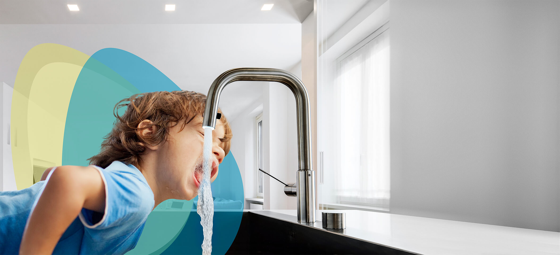 Kind trinkt direkt am Wasserhahn, im Hintergrund eine bunte SWBB-Sphäre, symbolisiert hochwertiges Trinkwasser aus der Region von SWBB.