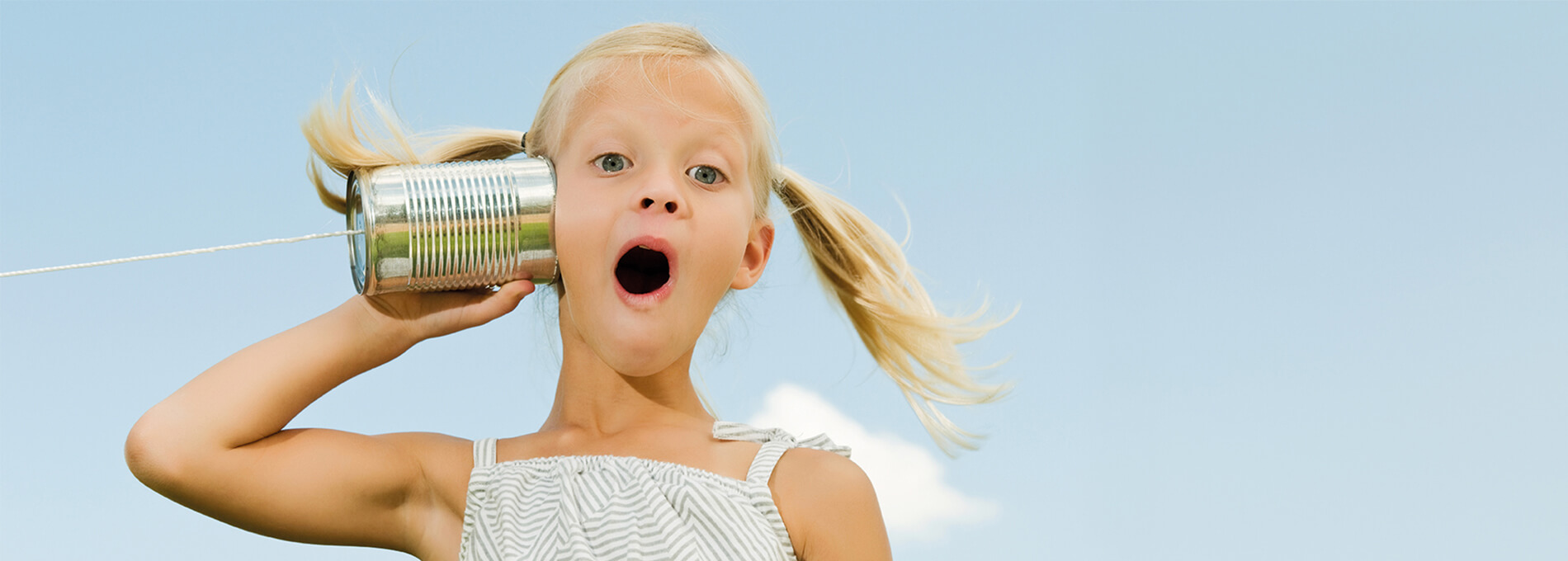 Ein Mädchen hört aufmerksam zu und informieren sich über das SWBB-Programm „Kunden werben Kunden“.