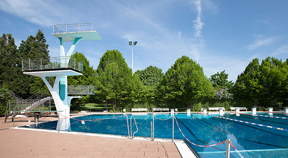 Schwimmerbecken mit Sprungturm im Freibad Böblingen