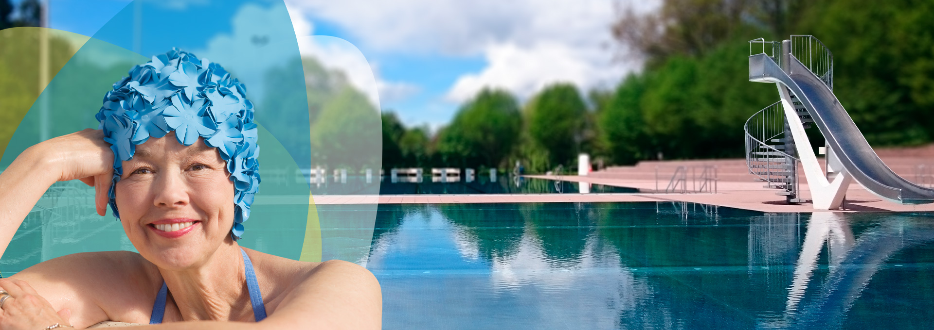 Dame mit Badekappe am Rand eines Beckens mit Wasserrutsche des Freibad Böblingens. Hinter ihr sind bunte Sphären zu sehen.