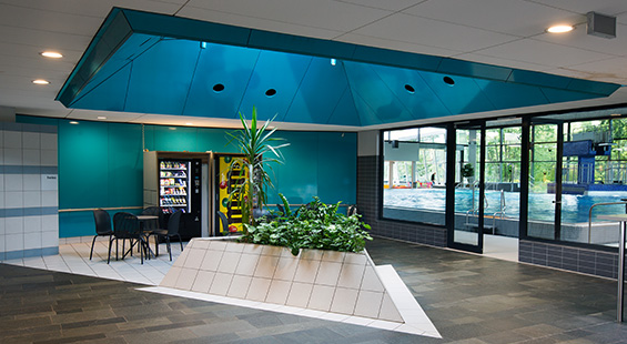 Eingangsbereich des Hallenbads Böblingen mit Kasse und Empfang sowie Snackautomat