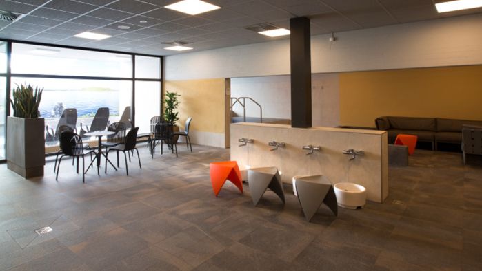 Brausen- und Duschbereich in der Saunawelt des Hallenbads Böblingen