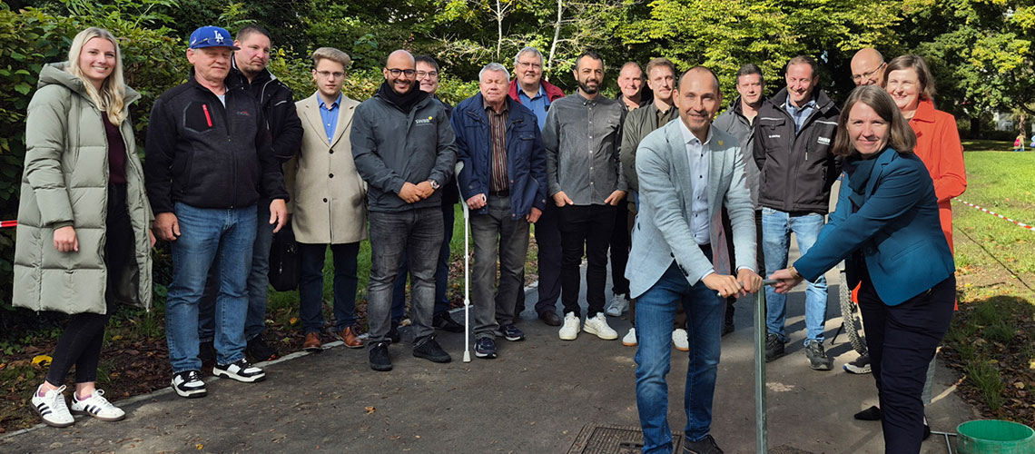 Gruppenbild mit SWBB-Mitarbeitenden beim ersten Spatenstich für das Projekt Stettiner Straße/Siebeneck, Symbol für den Anschluss ans Fernwärmenetz und nachhaltige Wärmeversorgung.