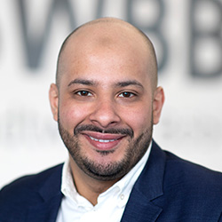 Porträt von Abdelmoez Tajouri, Mitarbeiter im Bereich Gewerbe und Industrie bei der SWBB