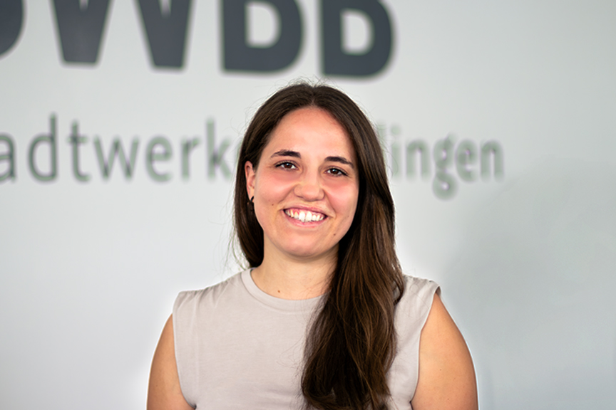 Porträt von Clara Schmitt, SWBB-Mitarbeiterin im Bereich Kommunikation und Marketing