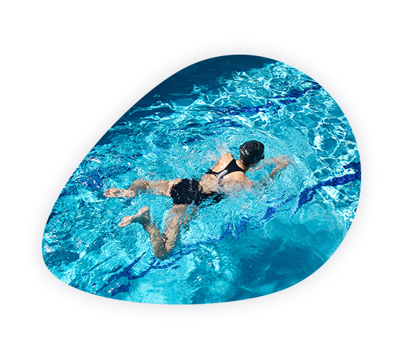 Luftaufnahme von Frau in schwarzem Badeanzug und schwarzer Badekappe beim Schwimmen in Böblingen