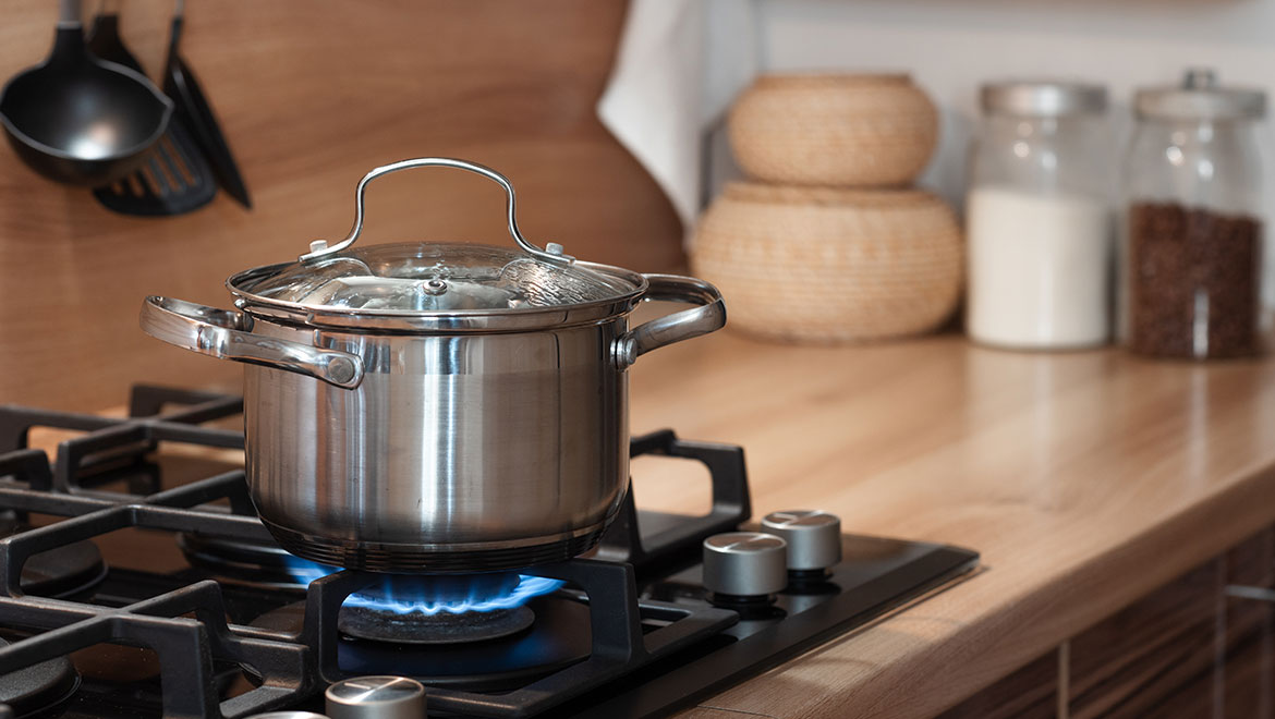 Kochtopf auf dem Gasherd in einer modernen Küche– Energiespartipps beim kochen
