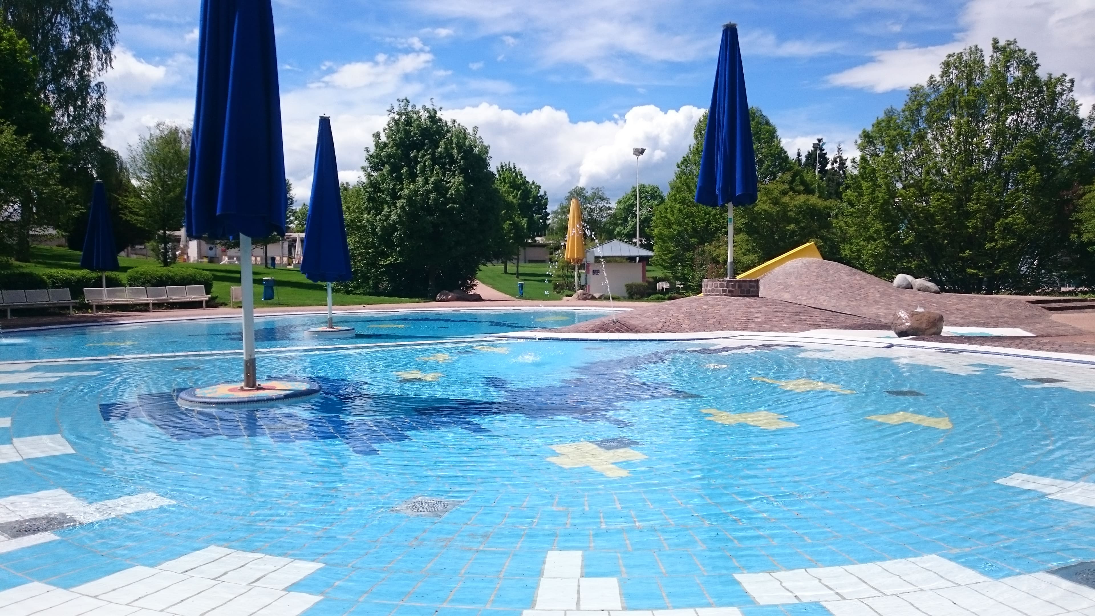 Planschbecken mit Sonnenschutz