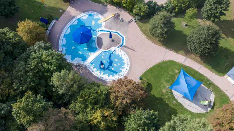 Luftaufnahme vom Kinderbecken und unmittelbarer Umgebung des Freibad Böblingens.