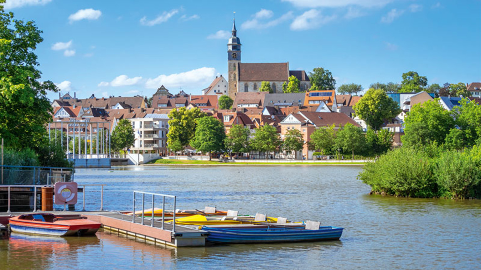 Böblingen mit See und Booten an einem Steg