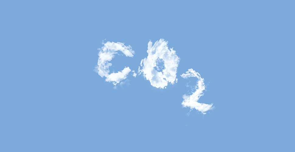 Fotomontage einer Wolke, die den Schriftzug "CO2" bildet mit blauem Himmel als Hintergrund.