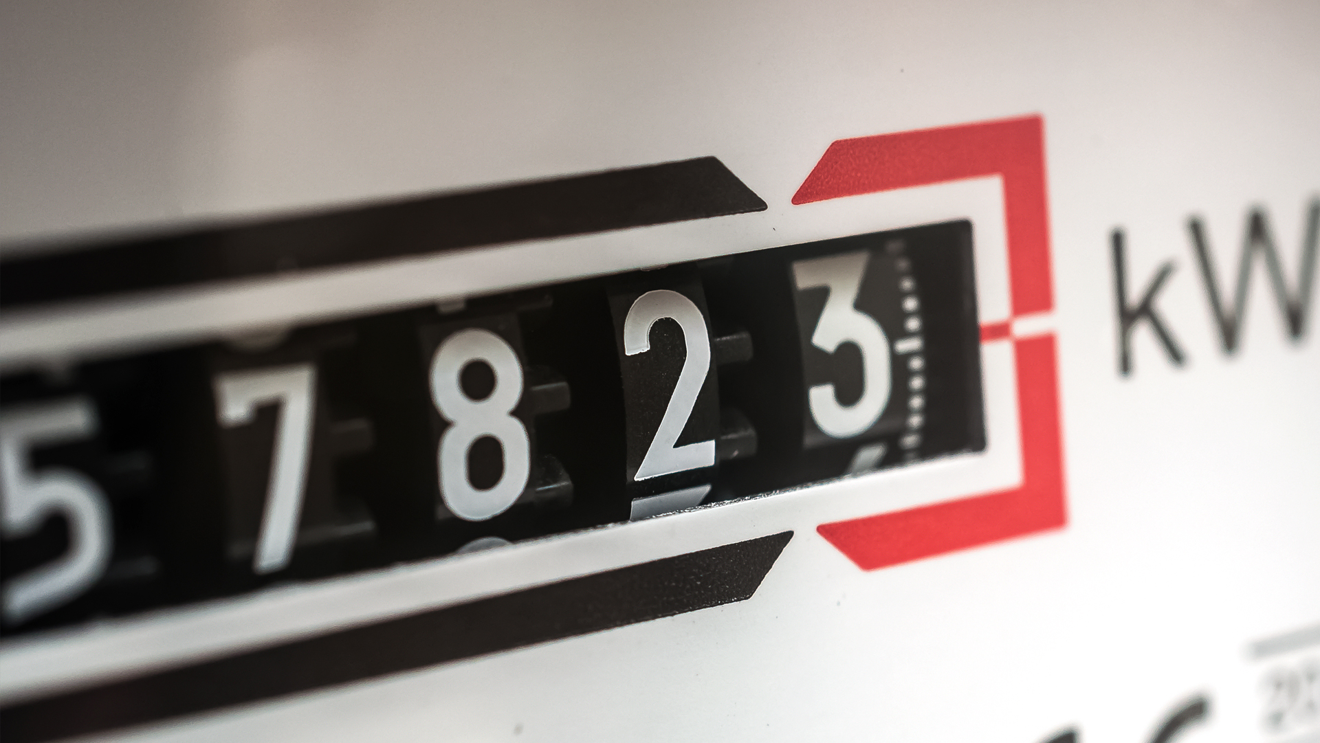 Nahaufnahme der Anzeige eines Energiezählers, der momentan eine Zahl mit der Endung "...57823 kW" liest.