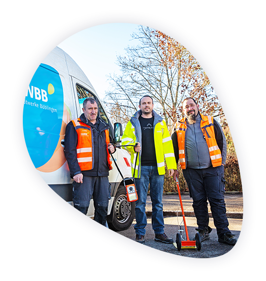 Mitarbeiter des SWBB Gasnetzes überprüfen das Netz mit einem Gasspürgerät