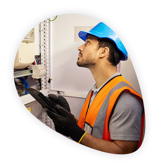 Mitarbeiter der SWBB im Bereich Stromnetze arbeitet an einem Verteilerkasten