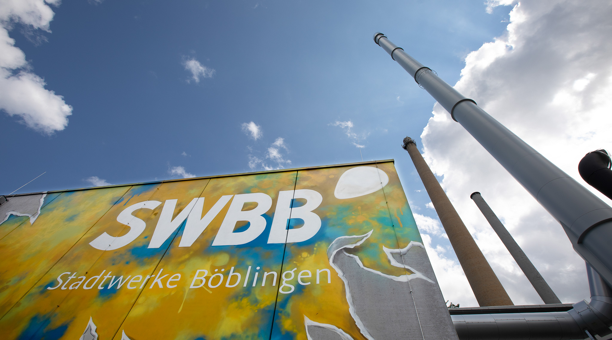 Headergrafik des SWBB-Standorts zur Erzeugung und Anlagen, zeigt eine Wand mit Graffiti des SWBB-Logos