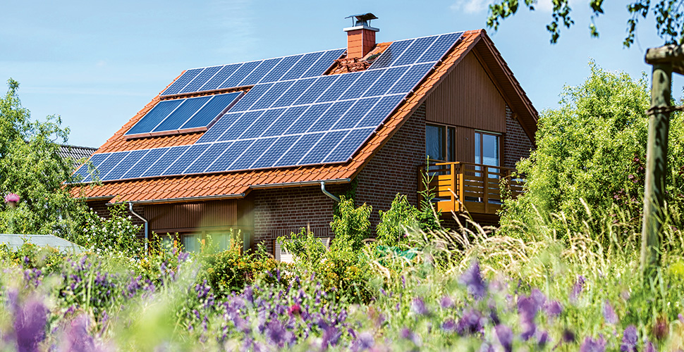 Photovoltaikanlagen auf dem Hausdach eines Einfamilienhauses