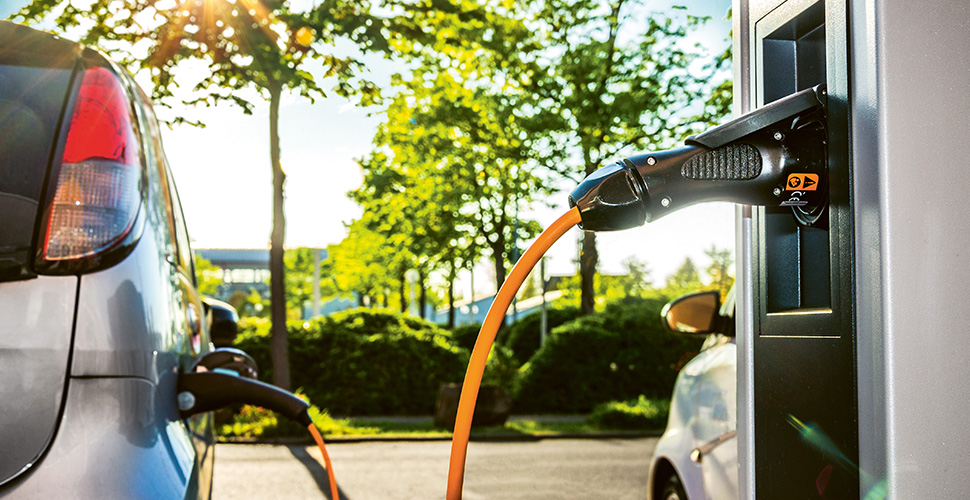 Elektroauto beim Laden an einer E-Ladesäule